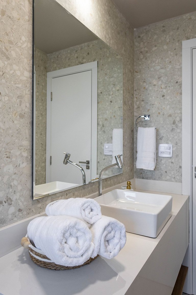 Novo Vista Mar com Varanda - Mobiliado e Decorado
