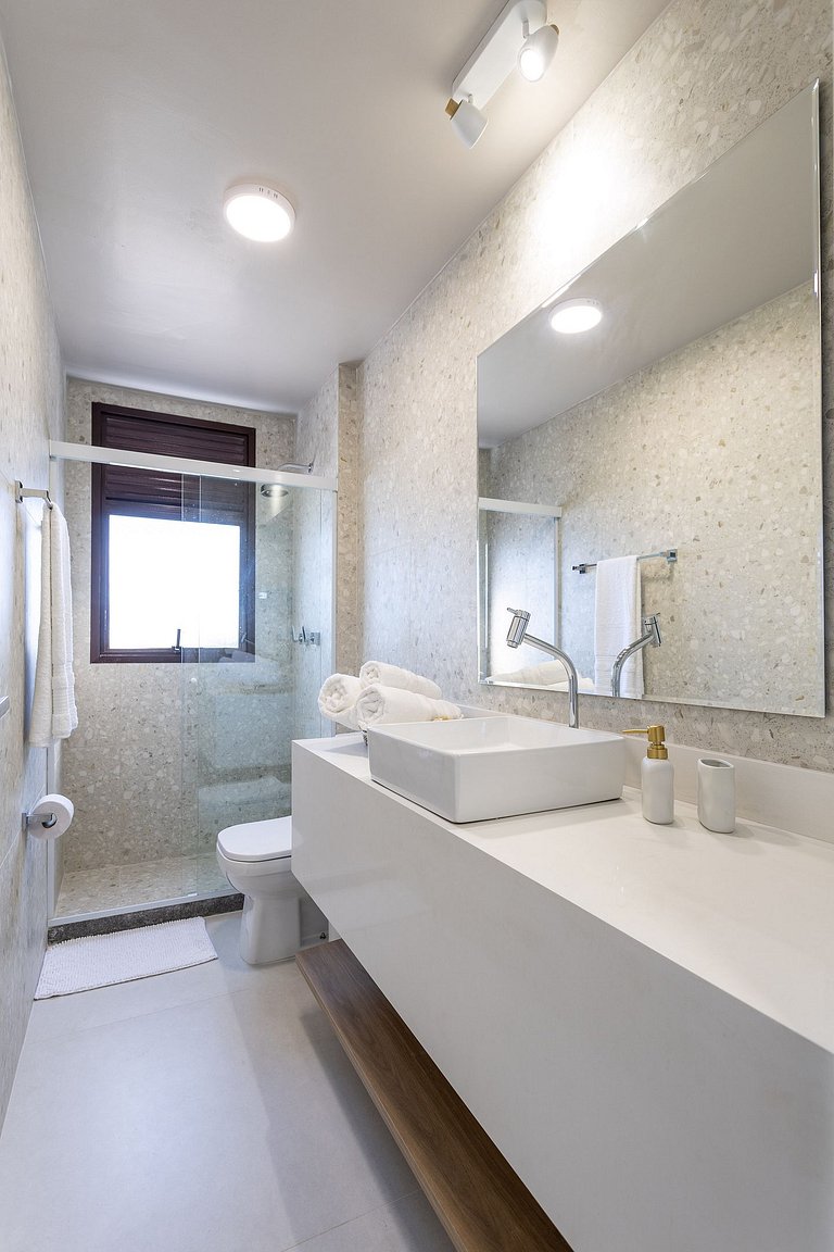 Novo Vista Mar com Varanda - Mobiliado e Decorado